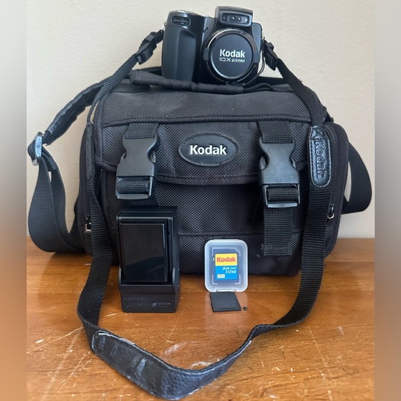 Kodak EasyShare Z7590 5.0MP 10x Optical Zoom 2.2" LCD Screen Digital Camera - Picture 1 of 17